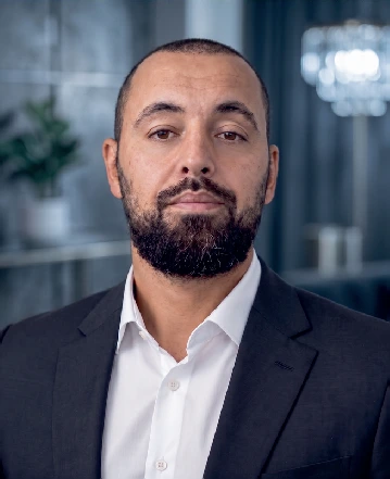 Porträt von Levent Ersen, Mitgründer von ZULIO und Kölner Zulassungsunternehmer